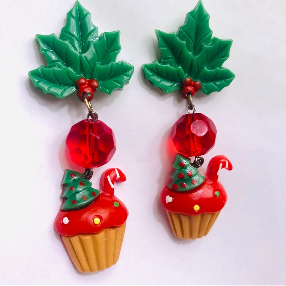 Holiday cupcake tree mistletoe red charm earring